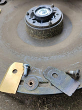 Laden Sie das Bild in den Galerie-Viewer, 12x Messer aus Titan 35mm x 18mm x 0,75mm für Husqvarna Automower, angewendet – von Kraftfeld | Werkzeughandel - Feldmann