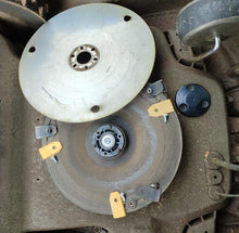 Laden Sie das Bild in den Galerie-Viewer, 12x Messer aus Titan 35mm x 18mm x 0,75mm für Husqvarna Automower, Beispiel von oben – von Kraftfeld | Werkzeughandel - Feldmann