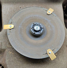 Laden Sie das Bild in den Galerie-Viewer, 12x Messer aus Titan 35mm x 18mm x 0,75mm für Husqvarna Automower, angewendet von oben – von Kraftfeld | Werkzeughandel - Feldmann