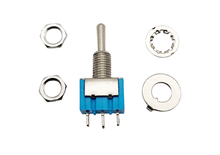 Laden Sie das Bild in den Galerie-Viewer, 3 Wege Kippschalter AN1 AUS AN2, Einbauöffnung Ø ca 5,7mm, 3 Pin, 250 V 3A, 125V 6A,einzeln – von Kraftfeld | Werkzeughandel - Feldmann
