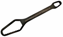 Laden Sie das Bild in den Galerie-Viewer, Universal-Mehrkant-Schlüssel 3–17 mm mit gezahnten Öffnungen und Werkzeughandel-Feldmann Gravur – von Kraftfeld | Werkzeughandel – Feldmann