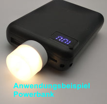 Laden Sie das Bild in den Galerie-Viewer, USB Mini LED Nachtlicht an einer Powerbank mit warmweißem Licht – Kraftfeld von Werkzeughandel Feldmann