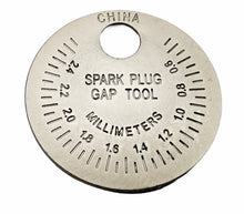 Laden Sie das Bild in den Galerie-Viewer, Detailansicht Zündkerzenlehre aus Metall mit präziser Skala. Von Kraftfeld