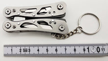 Laden Sie das Bild in den Galerie-Viewer, Edelstahl Multi Tool Zange, Messer, Flaschennöffner, Schraubendreher Kreuz und Schlitz, Säge, Feile etc, Werkzeug + Tasche – von Kraftfeld | Werkzeughandel - Feldmann
