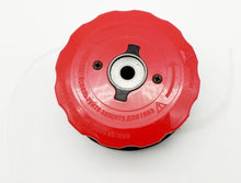 Laden Sie das Bild in den Galerie-Viewer, Ø115mm halbautomatischer (Tab) Fadenkopf mit 10mm Aufnahmebohrung und 2,4mm Faden Mähkopf / Spulenkopf / Trimmerkopf / Doppelfadenkopf für Freischneider, Motorsense universell – von Kraftfeld | Werkzeughandel - Feldmann
