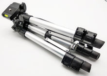 Laden Sie das Bild in den Galerie-Viewer, ALU Dreibein Stativ mit Wasserwaage, max 27 - 47cm Höhe, für Laser und Nivelliergeräte, Foto und Kamera, standard 1/4&quot; 20 Gang UNC Gewinde; inclusive Tasche – von Kraftfeld | Werkzeughandel - Feldmann
